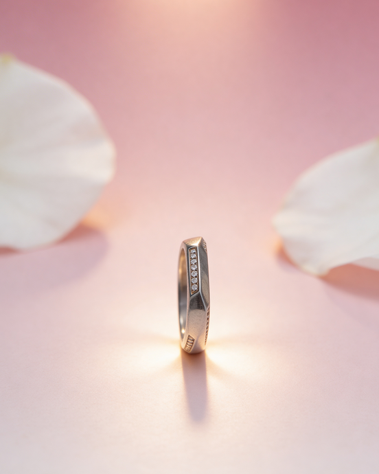 Siora Edge Solitaire Band