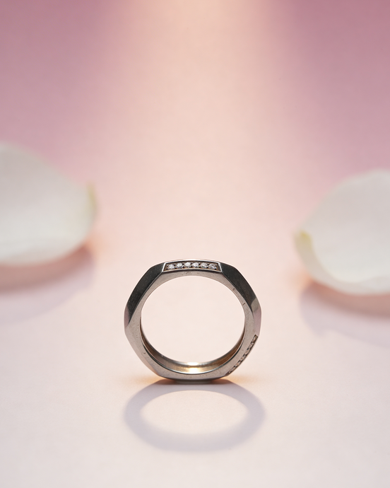 Siora Edge Solitaire Band