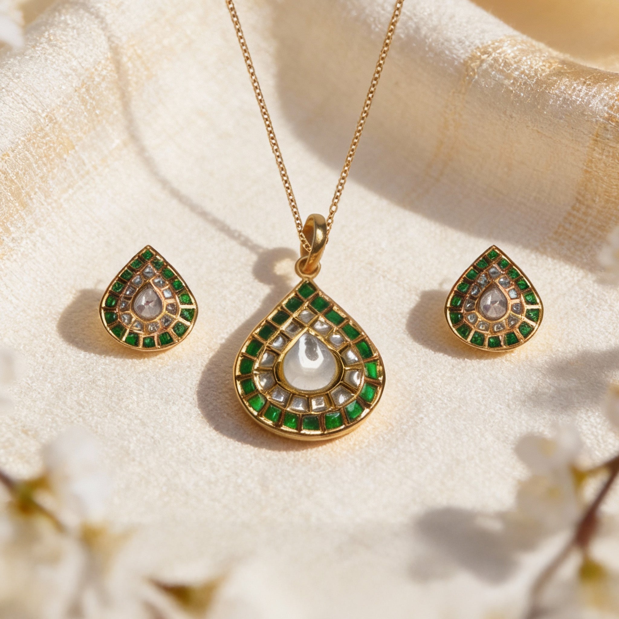 Aaranya Emerald Gold Pendant Set