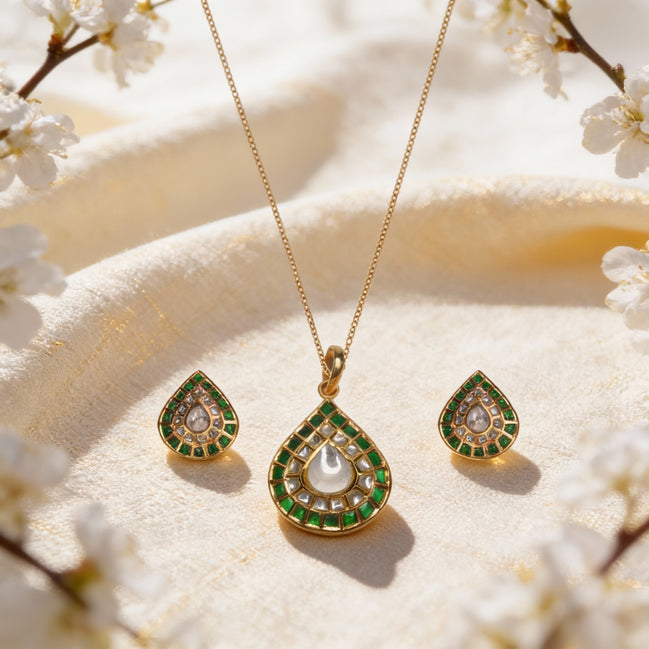 Aaranya Emerald Gold Pendant Set