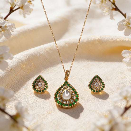 Aaranya Emerald Gold Pendant Set