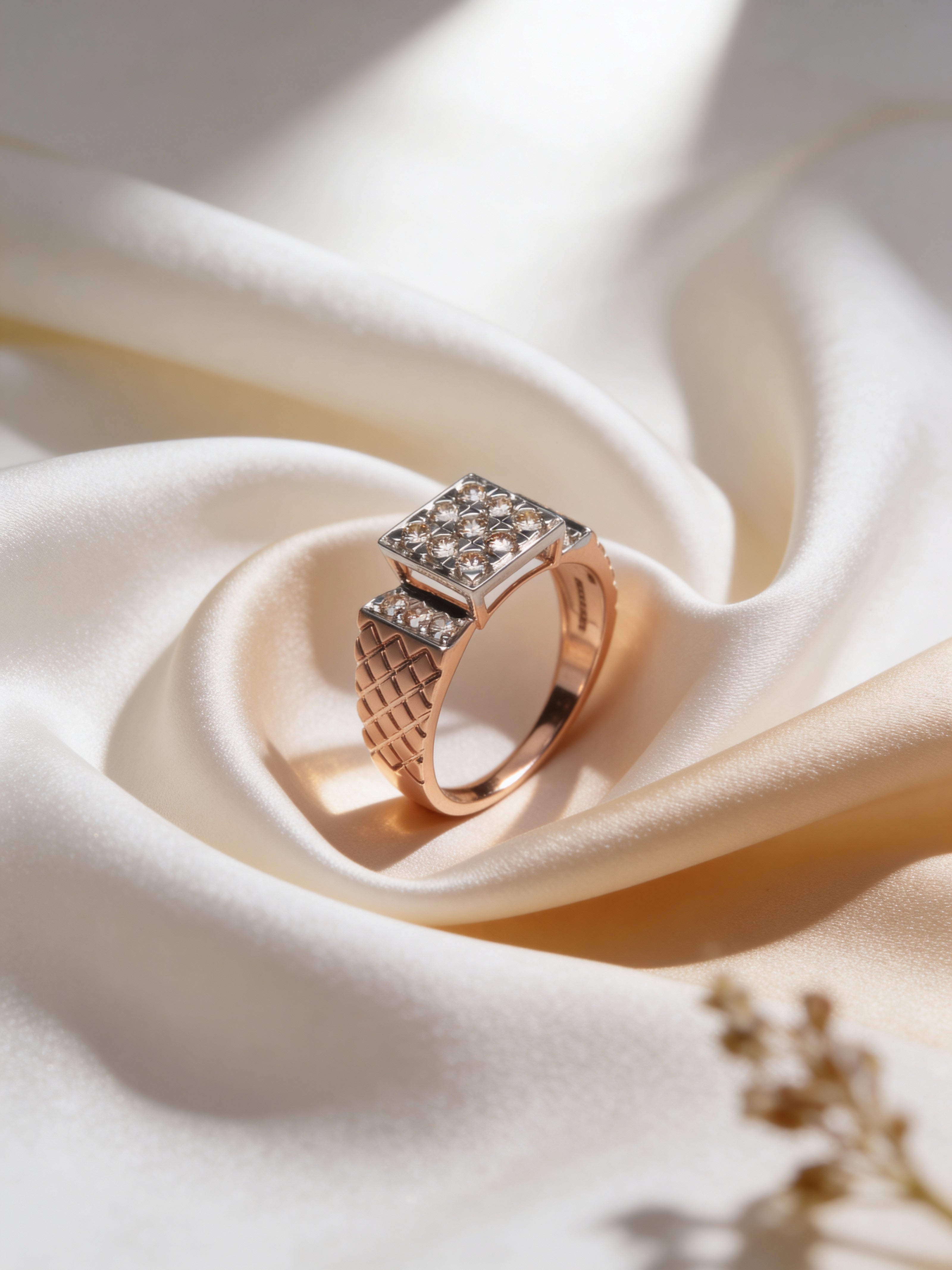 Luxe Elevé Diamond Ring