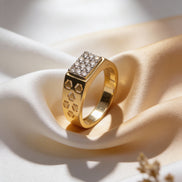 Bella Crest Motif Diamond Ring (Yellow Gold)