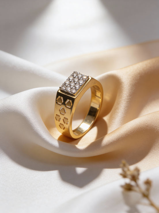 Bella Crest Motif Diamond Ring (Yellow Gold)