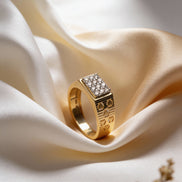 Bella Crest Motif Diamond Ring (Yellow Gold)