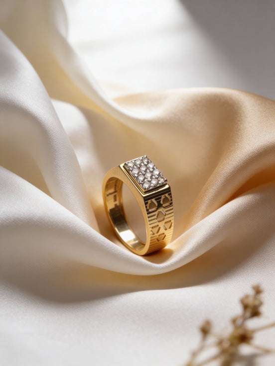 Bella Crest Motif Diamond Ring (Yellow Gold)